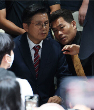 6월 4일 오후 투표함 이송이 지연되고 있는 서울 송파구 잠실7동 제2투표소에서 황교안 자유와혁신 대표와 전한길 씨가 대화를 나누고 있다. 뉴스1
