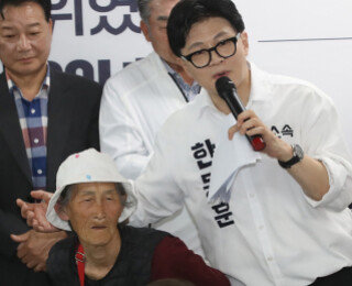 5월 10일 한동훈 부산 북구갑 무소속 후보가 선거사무소 개소식에서 ‘찰밥 할머니’를 소개하고 있다. 뉴스1