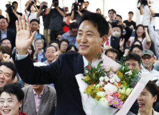 6월 4일 오전 오세훈 국민의힘 서울시장 후보가 5선 당선이 유력해진 후 서울 종로구 선거사무소에서 지지자가 건넨 꽃다발을 들고 있다. 뉴스1