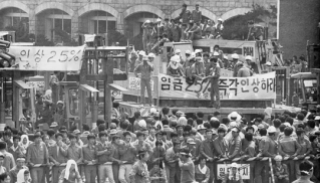 1987년 7월 울산 현대중공업 노동자들이 임금인상을 요구하며 파업을 벌이고 있다. 민주노총 울산지역본부 홈페이지