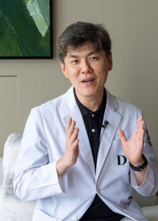 성현철 원장은 “얼굴 각질은 피부를 보호하는 천연 장벽이므로 과도하게 제거해서는 안 된다”고 말했다. 홍태식 객원기자