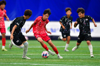 지난해 9월 4일 경북 경주시 스마트 에어돔에서 열린 ‘APEC 회원국 초청 2025경주국제유소년(U-12)축구대회’ 결승전에서 서라벌팀 선수(가운데)가 개인기로 돌파를 시도하고 있다. 결승전에서 무열팀(울산, 대구)이 서라벌팀(강원, 경북)을 3대 1로 누르고 우승컵을 차지했다. 뉴스1