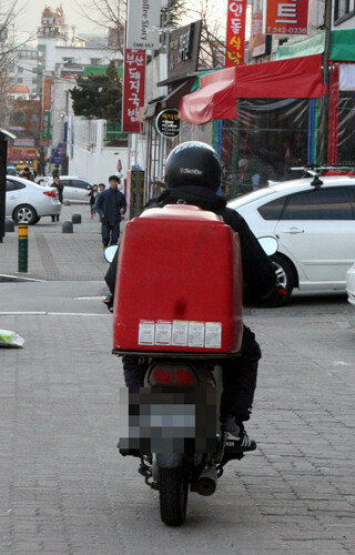 오토바이 배달원의 모습