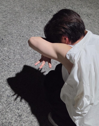 쪼그려 앉아 고양이 그림자를 따라 하는 사진 포즈. 아이돌그룹 엑소 시우민 인스타그램 계정 캡처