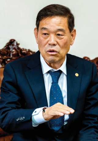 김우석 제28대 한국외식업중앙회 회장. 5월 2일 압도적 지지로 당선한 김 회장은 “회원 권익 향상을 위해 최선을 다하겠다”는 포부를 밝혔다. 홍태식