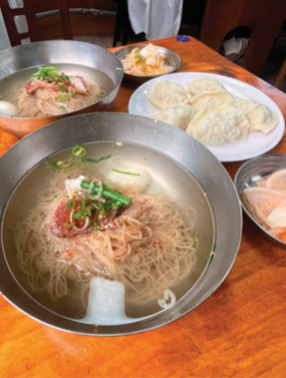 투명할 만큼 맑은 육수와 고춧가루 고명이 특징인 필동면옥 냉면. 곁들여 먹을 수 있는 접시만두 맛도 일품이다. 이상윤