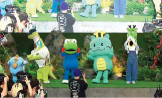 K-공룡 축하 퍼레이드에 참석한 공룡 캐릭터들. 더쿠 홈페이지 캡처