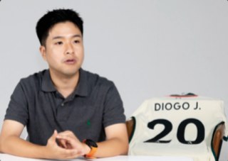 임형철 쿠팡플레이 축구 해설위원·EA SPORTS FC 한국어 해설이 7월 8일 조타의 이름이 새겨진 리버풀 유니폼을 배경으로 주간동아와 인터뷰하고 있다.  박해윤 기자