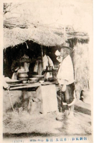 구한말 선술집(立酒家·입주가) 형태 주막에서 선 채로 술을 마시는 사람. 국립중앙도서관 제공