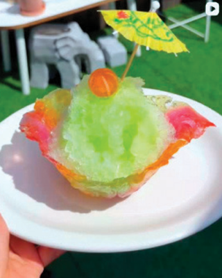 사탕을 녹여 만든 그릇에 담아낸 빙수. 인스타그램 ‘akkiri_’ 계정 캡처 