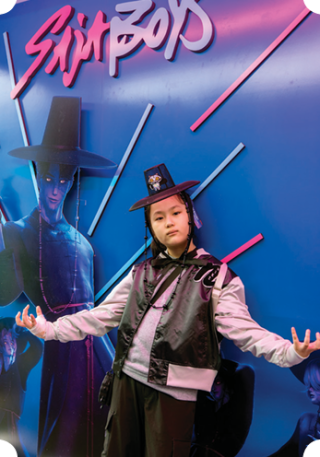 초등학생 류하린 양이 MD 스토어 포토존에서 굿즈 ‘갓’을 착용하고 포즈를 취했다. 홍태식