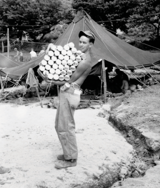 6·25전쟁 당시 한 미군이 한국에 주둔한 해병대를 위해 맥주를 옮기고 있다. GETTYIMAGES