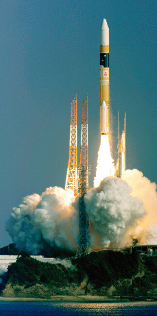 2011년 12월 일본 가고시마현 다네가시마 우주센터에서 정찰위성을 탑재한 H-2A 로켓의 발사 모습. [AP=뉴시스]