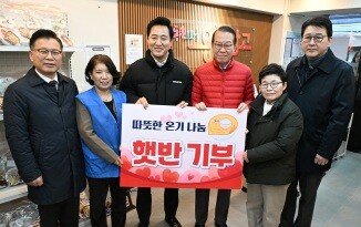 1월 24일 오세훈 서울시장과 국민의힘 권영세 비상대책위원장 등 의원들이 서울역 쪽방촌 주민들을 지원하는 ‘온기창고’를 방문했다. [서울시 제공]