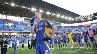 [사커토픽] 망신 사고 ‘강제 생존’ 울산, 꼬리 무는 사령탑 이슈, 처참했던 시즌은 여전히 ‘진행형’→신태용, “왜 (정)승현이가 그렇게 이야기했는지…”