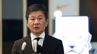 [사커토픽] [사커토픽] 정치권 압박 & 냉랭한 팬 여론 극복못한 정몽규, 13년 6개월만의 씁쓸한 퇴진…홍명보호와 월드컵 위한 마지막 승부수