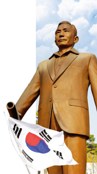 경북 구미시 상모동 박정희 전 대통령 생가에 세워져 있는 박정희 동상.[박해윤 기자]