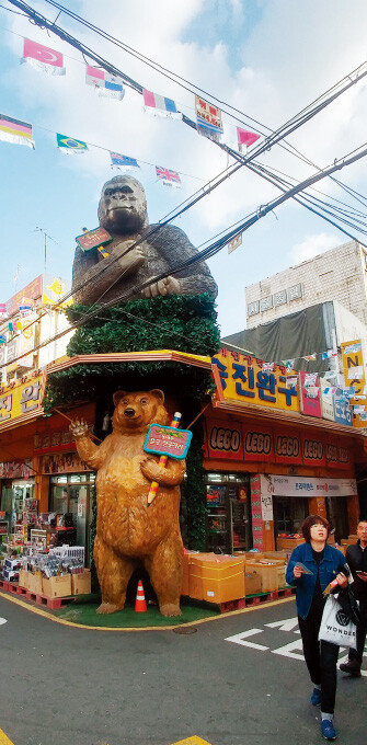 서울 종로구 창신동 
동대문 문구  ·완구거리에 설치된 조형물.[박세준 기자]