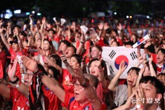 [동아포토] “힘내라” 독일전 응원하는 붉은악마들