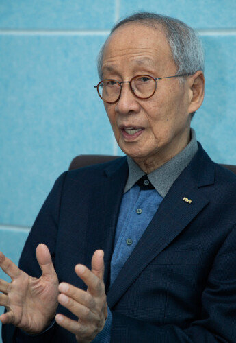 윤여준 전 장관은 “한국당이 ‘박근혜 탄핵’ 문제를 정면으로 다루지 않는 이상 미래를 기약할 수 없다”고 했다. [조영철 기자]