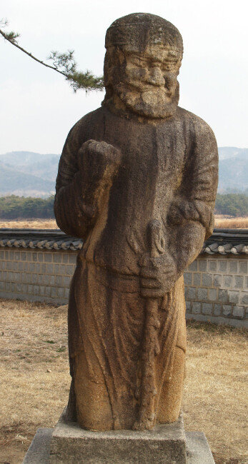 경주 괘릉을 지키는 무인석. 얼굴이나 옷차림으로 보아 이 무인은 서아시아 아랍계 사람을 모델로 삼은 것으로 보인다. 