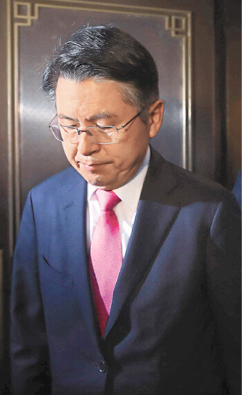 4월 15일 대표직 사퇴를 선언한 뒤 미래통합당 선거상황실을 떠나는 황교안 전 통합당 대표. [동아일보 장승윤 기자]