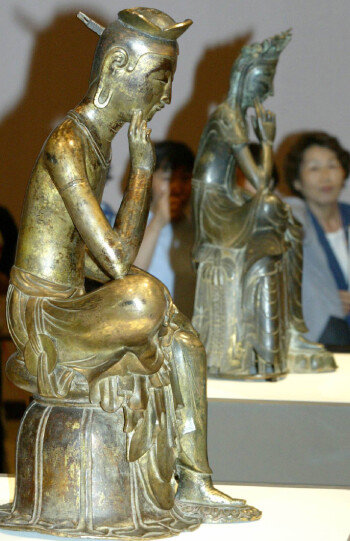 2004년 7월 경복궁 중앙박물관 마지막 특별전에 국보 78호(오른쪽)와 국보 83호 금동반가사유상이 함께 나왔다. 두 반가사유상이 나란히 선보인 것은 1986년 8월 박물관의 중앙청 이관 기념전 이후 처음이었다. [동아DB]