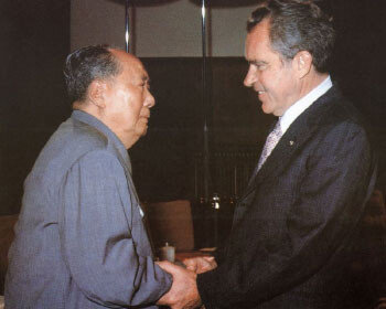 1972년 2월 21일 미국 대통령으로는 처음 중국을 방문한 리처드 닉슨 당시 미국 대통령(오른쪽)이 마오쩌둥 중국 초대 국가주석과 악수를 하고 있다. 뉴리퍼블릭