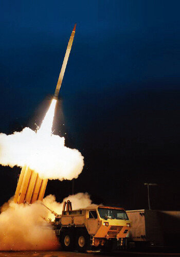  현재로서는 우리 정부가 중국과 
 합의한 ‘3불 원칙’이 현실적으로 
 유지 가능한지 의심할 수밖에 
 없다. 사실 모두 비현실적인 
 타협안이다. 중국은 다만 우리의
 향후 행보를 예의주시하겠다는 
 의견을 표명한 셈이다. 
 현실적으로 우리가 천명한 
‘입장’이 견지되지 못할 경우
 더 큰 ‘후폭풍’이 따를 것이다.[동아DB]