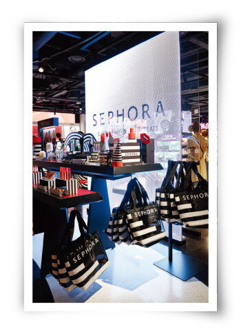 세포라를 상징하는 블랙 앤드 화이트 패턴의 쇼핑백.