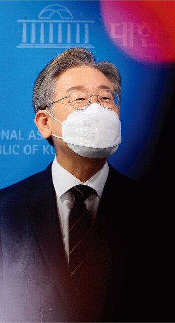 이재명 경기도지사가 8월 3일 서울 여의도 국회 소통관에서 부동산 정책과 관련해 “임기 내 주택을 250만 호 이상 공급하고, 이 중 기본주택으로 100만 호 이상을 공급하겠다”고 발표하고 있다. [동아DB]
