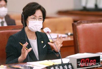 秋 “장편소설 쓰려고 했구나” 野 “강심장에 뻔뻔”