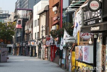 “숨통 트인다” vs “시기상조”거리두기 1단계로 완화 첫날