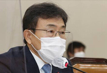 권덕철, ‘백신도입 늦었다’ 지적에…“4차 유행 막기 위해 구입하는 것”