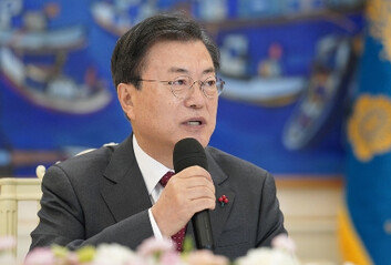 文 “백신 생산국 먼저 접종 불가피”보수야당 반응은?