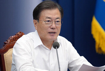 文대통령 “백신이 해결책 될 줄 알았는데 예상 밖… 접종은 필요”