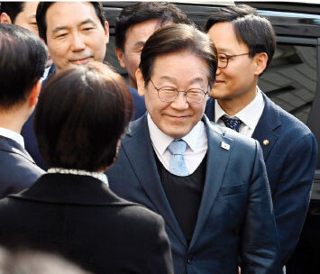 더불어민주당 이재명 대표(가운데)가 3월 26일 서울 서초구 서울고등법원에서 열린 공직선거법 위반 사건 항소심 선고 공판에서 무죄를 선고받은 뒤 법원을 나서고 있다. 뉴시스