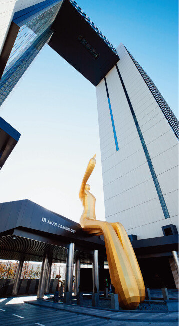 서울드래곤시티 중앙부에는 인간 형상의 황금빛 조형물이 걸터앉아 있어 눈길을 끈다.[홍중식 기자]