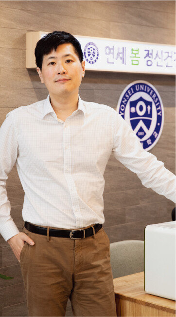 2016년 주식투자로 3억6000만 원을 날린 박종석 정신과 전문의. 그는 “근거 없는 믿음이 큰 실패를 안긴다”고 말한다. [지호영 기자]