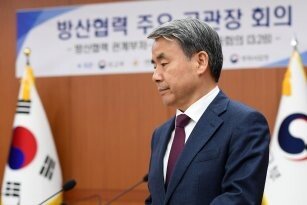 ‘방산협력 회의’ 시작, 마라톤 논의될 듯…이종섭 ‘묵묵부답’