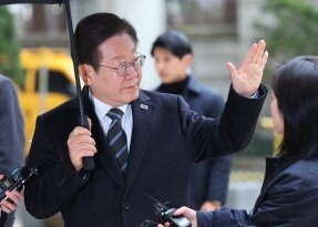 ‘선거운동 2일차’ 법원 간 이재명 “재판받는 시간 아까워…정치검찰 노림수”