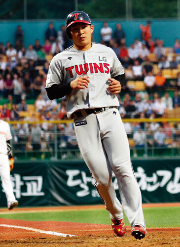 19일 충북 청주야구장에서 열린 ‘2018 KBO 리그’ 한화와 LG 경기 3회 초 1사 만루 상황에서 LG 오지환이 한화 제이슨 휠러의 폭투를 틈타 홈인하고 있다. [뉴스1]