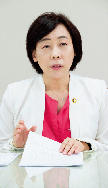 김경선 여성가족부 차관이 7월 28일 서울 종로구 정부서울청사에서 ‘주간동아’와 인터뷰하고 있다. [지호영 기자]