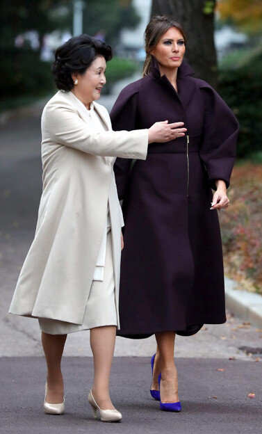 11월 7일 서울에서 만난 멜라니아(오른쪽) 여사와 김정숙 여사.