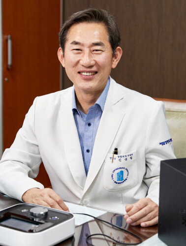 저주파치료기 PT-100을 개발한 신규철 제일정형외과병원장. [홍중식 기자]