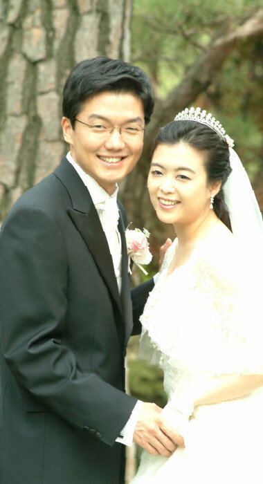 2006년 5월 29일 경기 광주시 곤지암컨트리클럽에서 윤관 블루런벤처스 대표와 구연경 LG복지재단 대표가 결혼식을 올리고 있다. [동아DB]