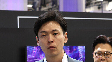 학구적이며 겸손한 성격, 日 국적·병역 문제는 약점