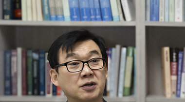 “시장과 싸워선 안돼…기제 이해하고 다독이며 몰고 가야”