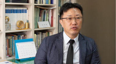 “미중 패권 경쟁, 미국이 판 흔들고 중국은 틈 파고든다”