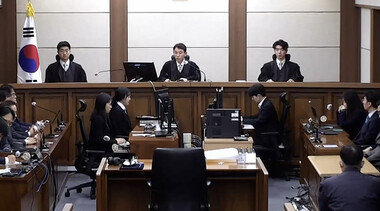법대에서 변호인석으로, ‘진흙탕 뱀의 삶’ 택한 이유